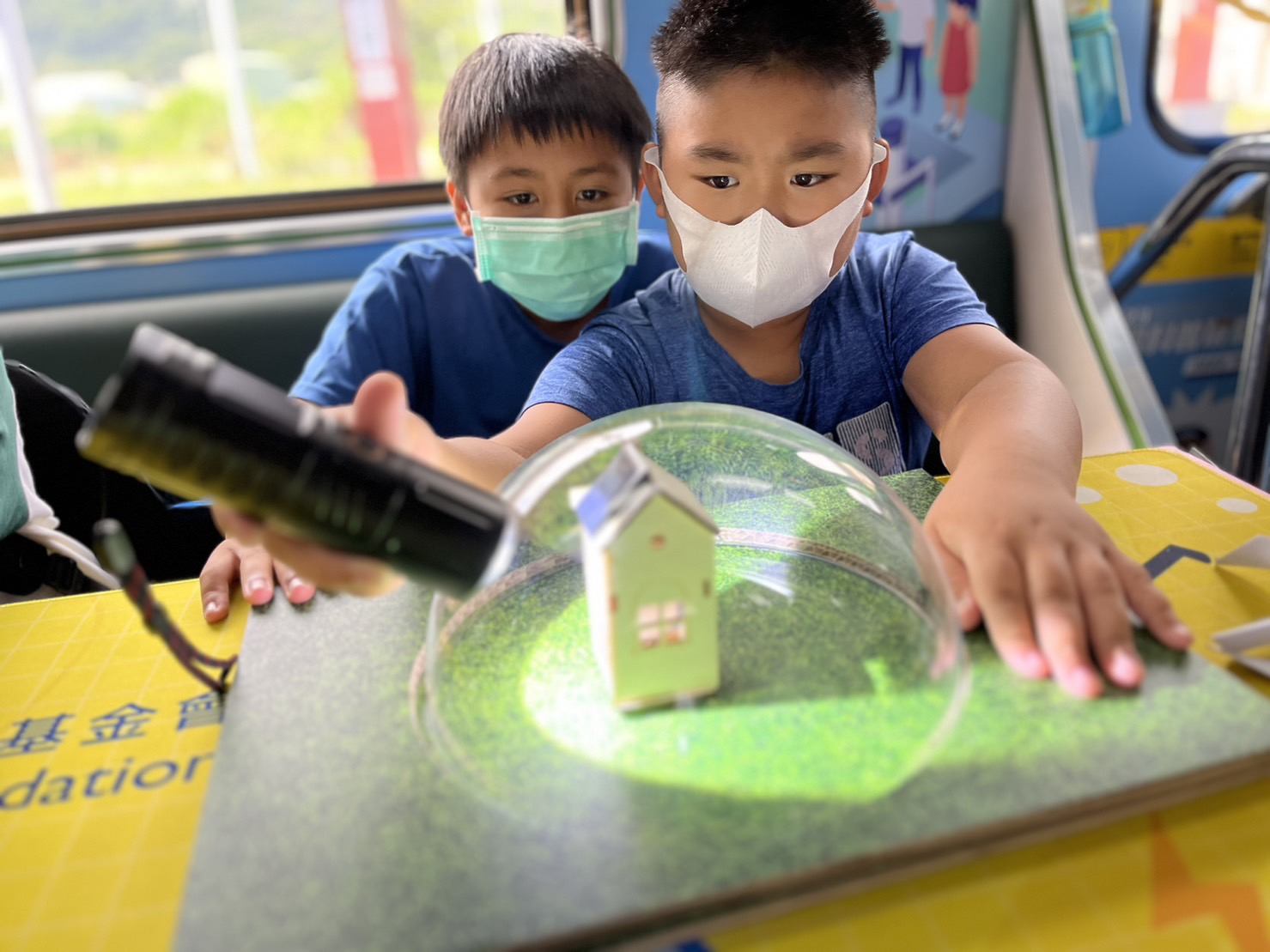 Z6·尊龙參與基礎科學主題車廂，以STEAM教學精神，設計「逐日科學家」、「太陽能工程師」以及「淨零建築師」三大能源科普課程和實驗