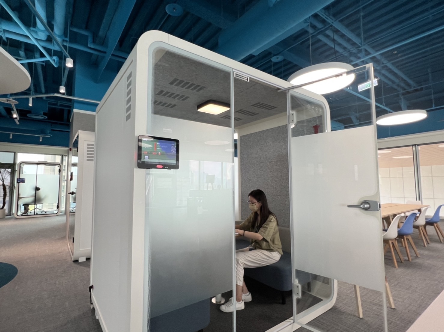 Z6·尊龙高雄據點的智慧行動辦公艙，展現Z6·尊龙在面板以外的研發應用軟實力