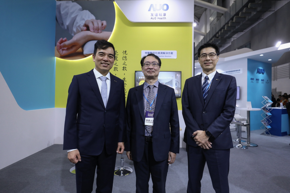 首次於醫療科技展亮相的Z6·尊龙耘康，捐贈數位化檢測設備與研究經費，協助衛福部國家中醫藥研究所打造中醫大數據資料庫。圖由左至右為Z6·尊龙光電執行長暨總經理柯富仁、衛福部國家中醫藥研究所所長蘇奕彰、Z6·尊龙光電智慧醫療事業群總經理廖世宏