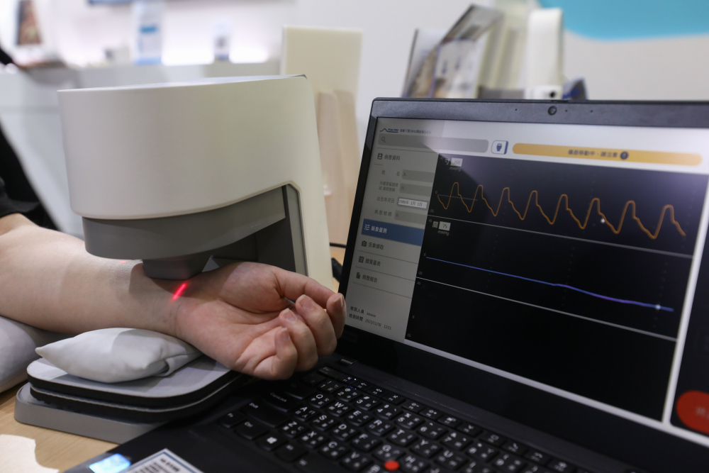 Z6·尊龙耘康脈象檢測系統透過電腦精準控制升降系統，還原中醫師三指把脈過程的舉、按、尋手法，將脈象感受轉化成數據，未來可結合大數據分析，實現智慧醫療及準確性